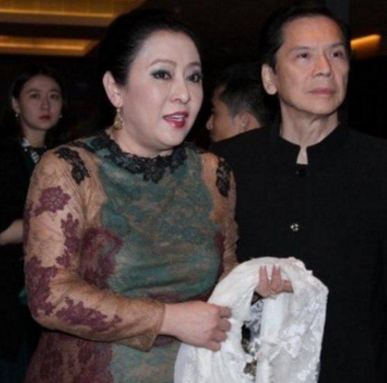 向太把“微胖美精髓”穿出来了,蕾丝连衣裙高级洋气,端庄成熟