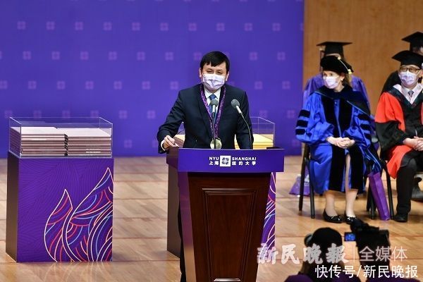 毕业典礼|张文宏获颁“上海纽约大学校长荣誉奖章”他在这场毕业典礼上讲了这些……