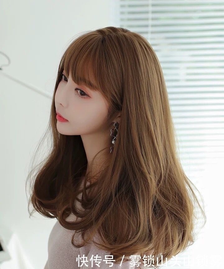 女孩子|四类女生剪了刘海让颜值更高,减龄又瘦脸,少女感十足更显魅力