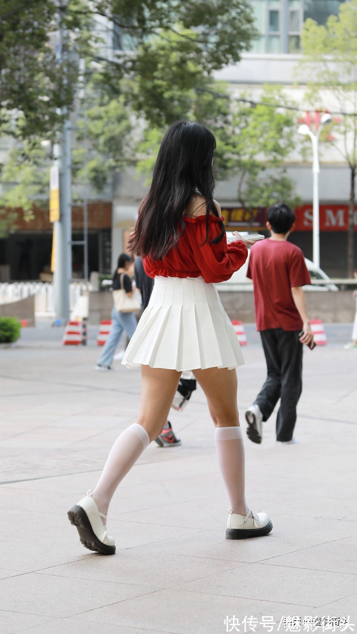 减龄 清凉单品百褶裙,这样搭配时髦减龄,轻松穿出长腿效果