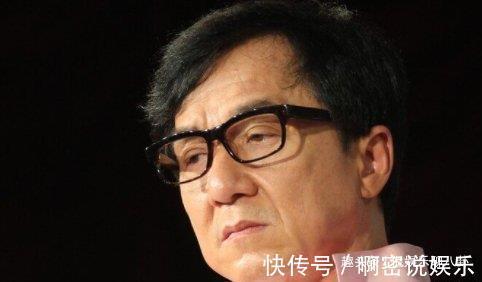 节目录制失控，何炅离席，成龙一脚踹向主持人，网友却说解气