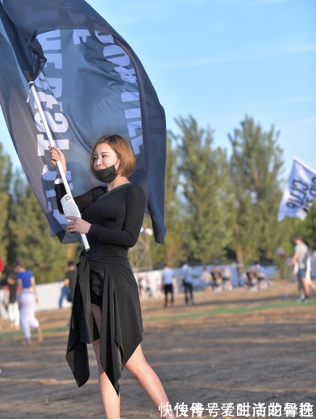 蹦迪 姐姐蹦迪穿“透明雨靴”,汗把脚丫给泡白,换我早扔了