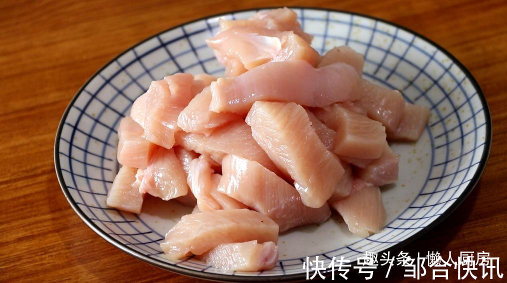 不需要腌制，不加淀粉，教你香辣鸡胸肉的做法，鸡肉干香有嚼劲