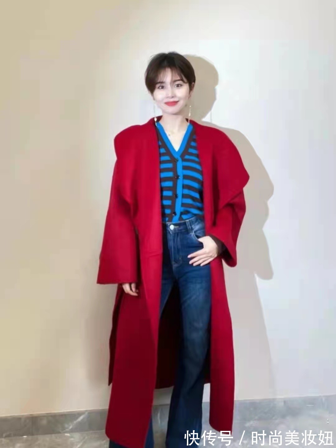 选用 新年的“开运穿搭”,红蓝搭配太绝了,不仅显气质还很洋气