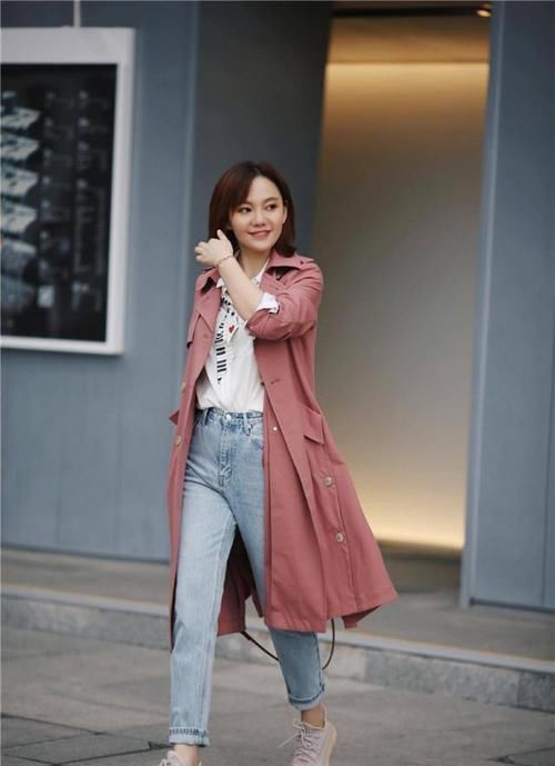 今年穿风衣，不建议你配阔腿裤，这“2条”裤子更合拍，遮肉显高