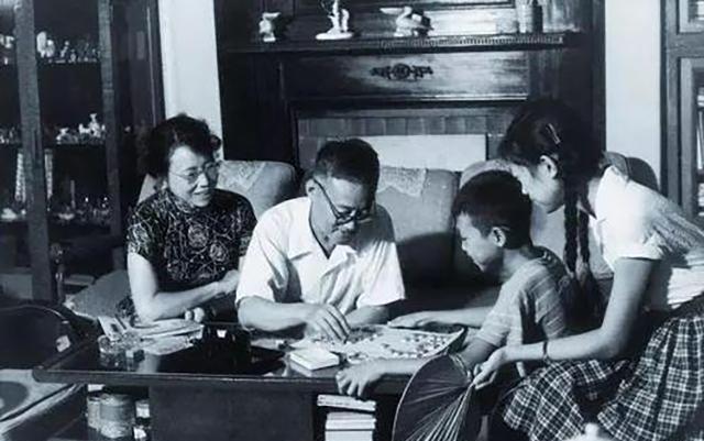 再忆萧珊&妻子病故,他拒绝下葬,将骨灰放在枕边33年,晚年感叹长寿是折磨