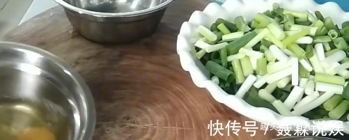 焦黄|特别简单的家常菜,葱花香木耳脆,鸡蛋焦黄又美味,给肉都不换