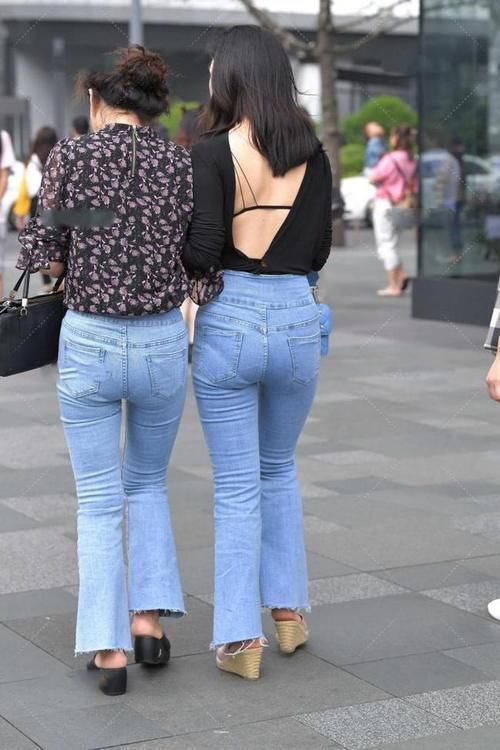 上衣|一字领黑色上衣搭配蓝色微喇叭裤,再配上坡跟凉鞋,大气又温柔