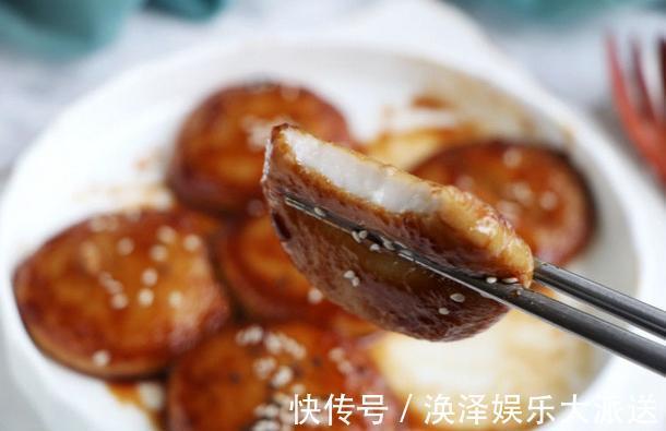 芋头|芋头做成的红糍粑,1块芋头1把糯米饭,软糯又香甜