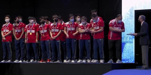 黄鸭组合|动容!苏杯颁奖国羽人数超限,黄鸭组合让位教练,辉煌时选择离去