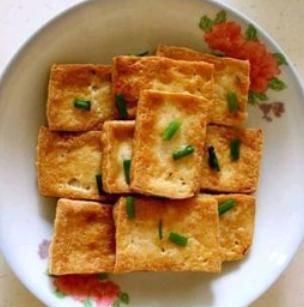 煎豆腐，最忌直接下锅煎！大厨教你3招，豆腐外酥里嫩，完整不破