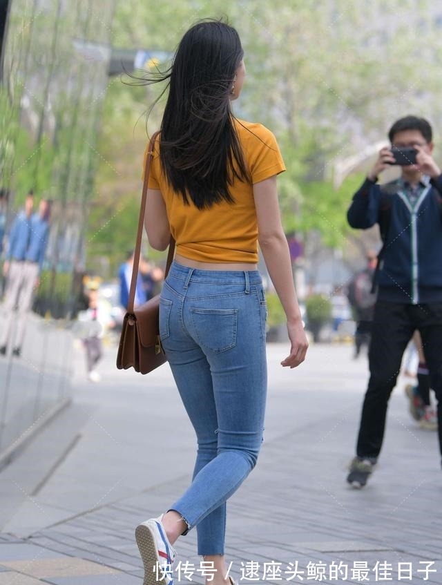 身材比例 活力满满橙色T恤,搭配浅蓝牛仔裤,营造纯真青春感!