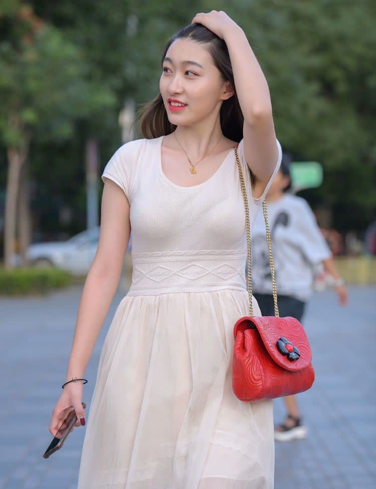 一条红色吊带连衣裙, 尽显阿娜身姿