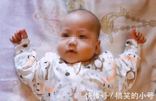 睡姿|为何宝宝睡觉偏爱“举起手来”?投降式睡姿对娃有影响?看完知晓