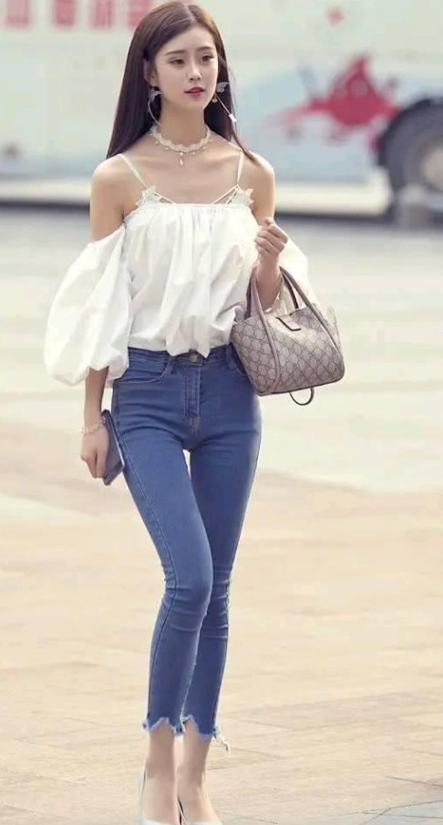 邻家小姐姐, 吊带衫配紧身牛仔裤, 显高挑身材气质迷人
