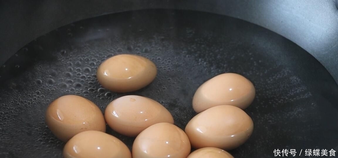 水煮蛋吃腻了,教你鸡蛋和猪肉的特色做法,外脆里嫩,里面流黄