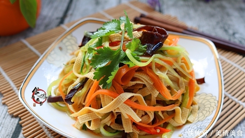 这几样食材搭配,简单又营养,焯一焯拌一拌即可,清理肠道垃圾