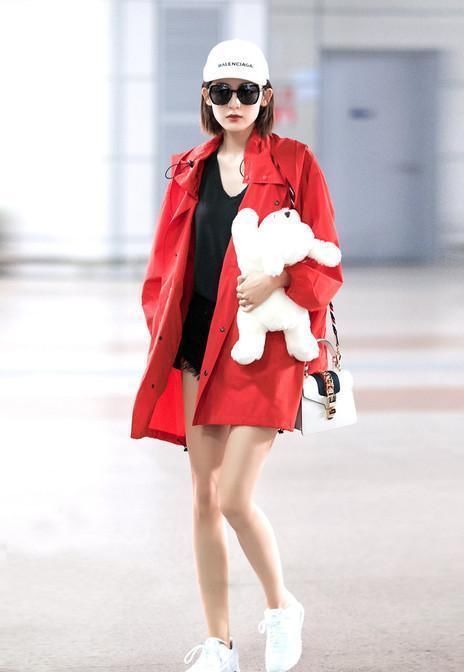 女生不用总穿卫衣遮肉，下面4种上衣今夏超流行，显瘦又时髦