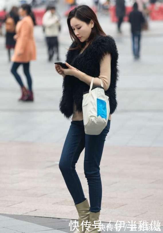 小鸟依人|街拍小姐姐身材小巧精致,吊带裙搭配高跟鞋,背影小鸟依人