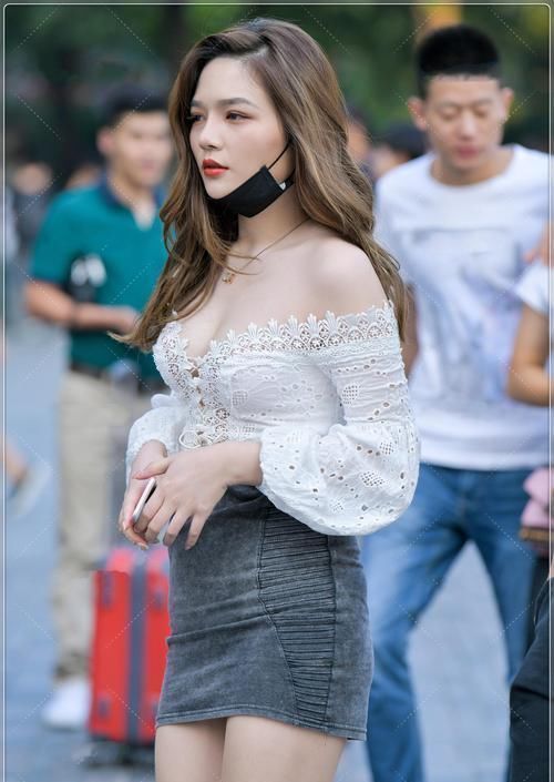 白色蕾丝镂空上衣，艺术感十足，展示仙女气质