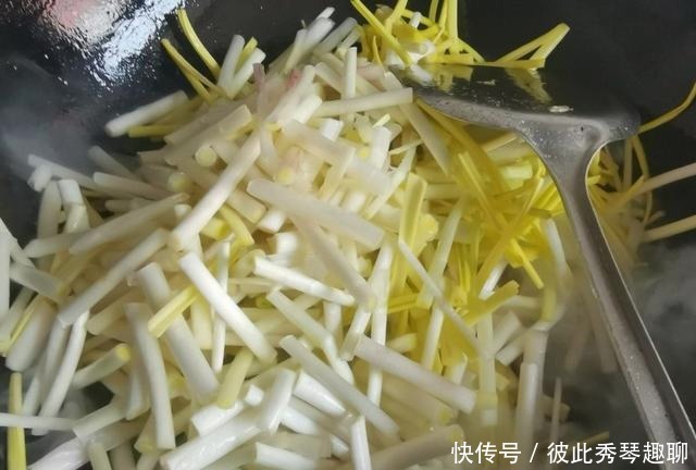 此菜简单炒炒5分钟就搞定，营养好味道鲜，冬天贵点也要常吃