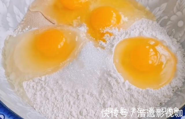 4个鸡蛋，1碗面粉，不用烤箱不用水，教你做松软香甜的面包，好吃