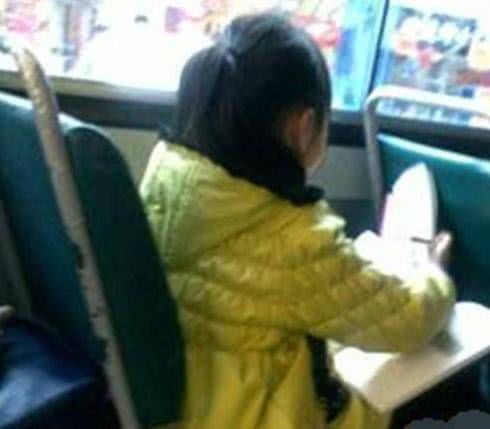 四年级|妈妈深夜在家长群里发了条消息,老师回复四个字,家长们乱作一团