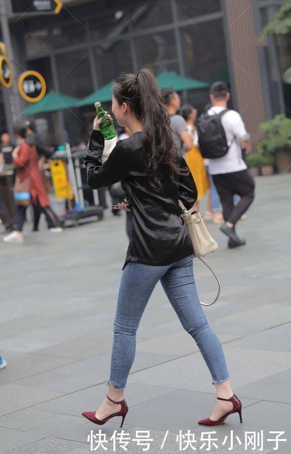 穿搭|个性女生就是美的有个性，绸缎面衬衫配修身牛仔裤，洋气又耐看