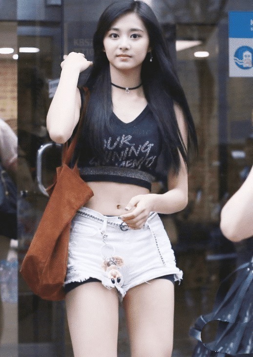 街拍不仔细看的话，还真没发现裤子的印花，是卡通图案吧