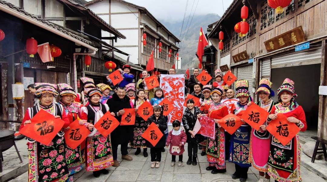 新闻记者|包饺子 剪金虎四川北川年味浓