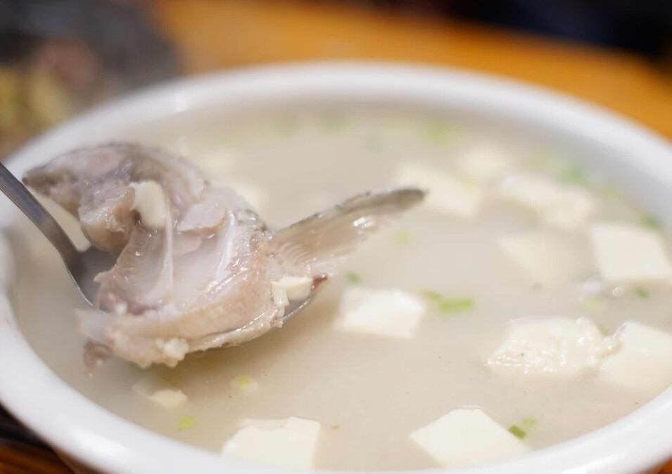 炖鱼汤，用凉水还是开水？掌握3个窍门，鱼汤奶白又鲜美，没腥味