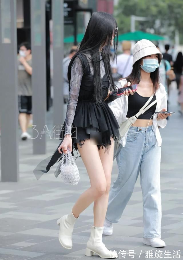 美腿|街拍：皮肤白皙的小姐姐，一身气质短裙穿搭，秀出修长的美腿
