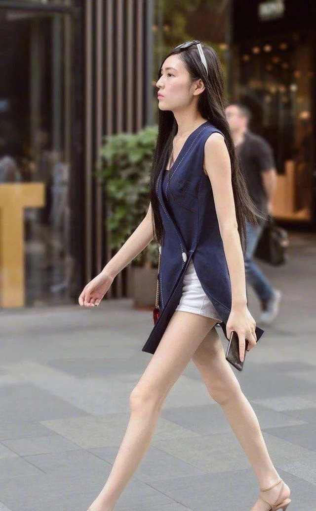 美女|街拍:身材很不错的美女,温婉可人,走在街上很有吸引力