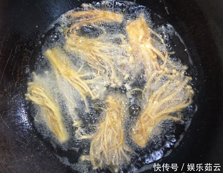  教你一道今年红遍网络的美食，酥脆可口人人爱，制作方法超简单