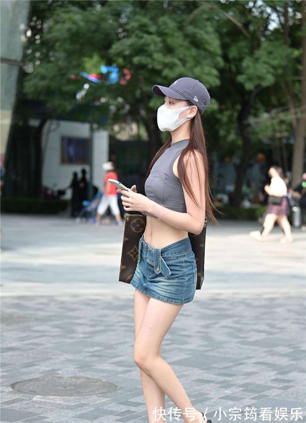 夏季|夏季选择牛仔短裤,看着会比较独特,搭配都人不多,穿出个性
