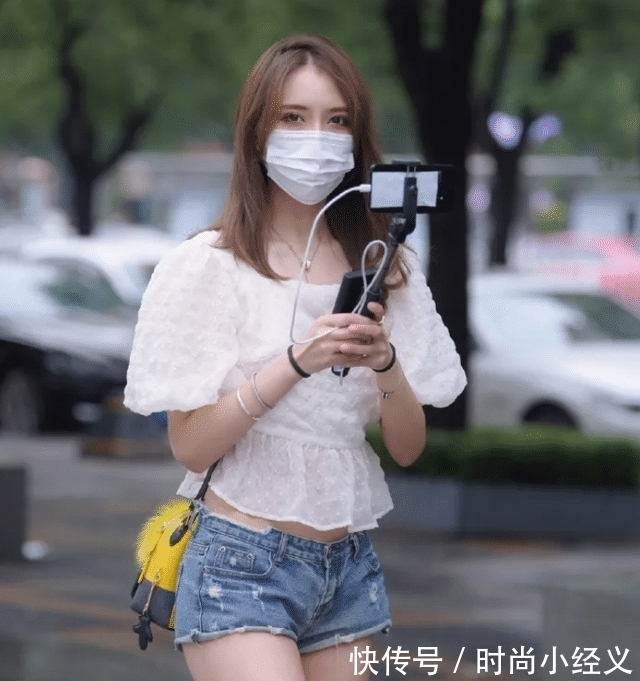 搭配|白色具有少女感的上衣,搭配短款牛仔裤,尽显出脱颖而出的美
