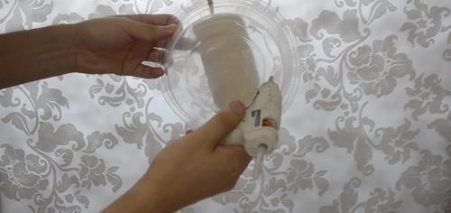 塑料打包盒上穿一根筷子,用途太棒了,解决了很多家庭困扰的烦恼