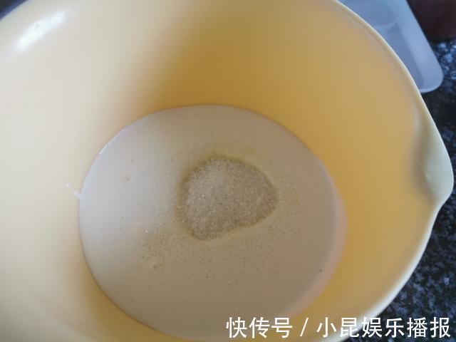 孩子在家吵着吃蛋糕，无奈之下自己动手给孩子做，孩子吃了一半