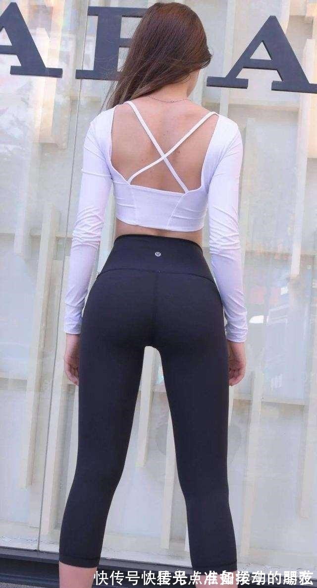 吊带 打底裤的打扮显嫩又休闲,增添女性甜美气息,高贵气质尽显!