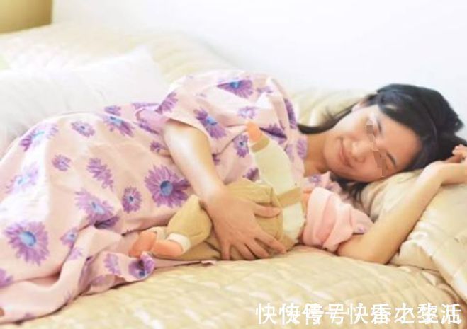 胃部|母乳妈妈“躺喂”成常态，小婴儿深受其苦，怎样喂宝宝更合适？