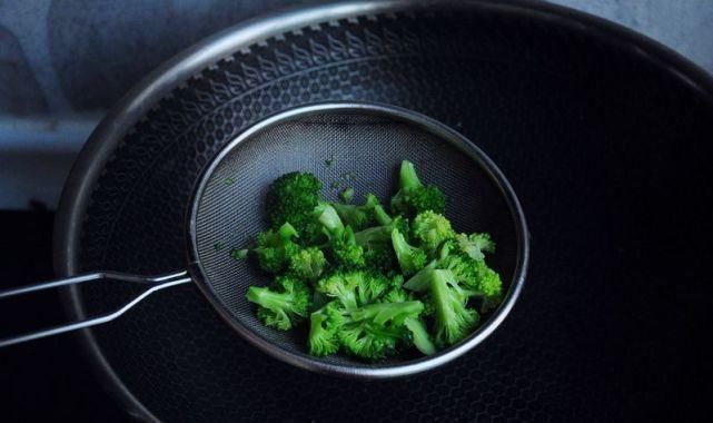 营养|西兰花和虾还可以这样做,煎一煎,味道鲜香,既当菜又当饭,香!