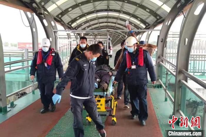 横沙岛|今冬第四轮寒潮袭来，上海海事部门紧急搭起水上生命之桥