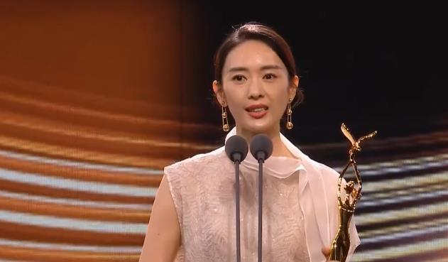 金鹰节颁奖晚会错误频出,刘涛念错词主持有点尬,赵丽颖走错舞台