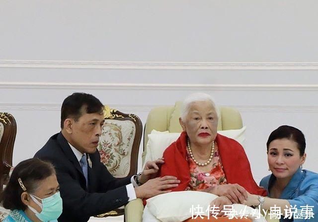 苏提达王后@泰国太后年轻时靠粉宝石撑场面如今瘫痪多年,脸庞怎么变这么黑