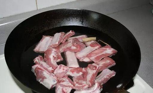 懂得|炖排骨时,调料别放错,懂得“3不放”,汤汁鲜美,没腥味没怪味