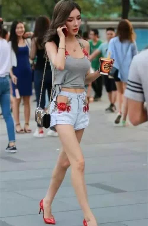 街拍小姐姐喜欢穿另类裤子,两个隐形裤兜看着真有趣