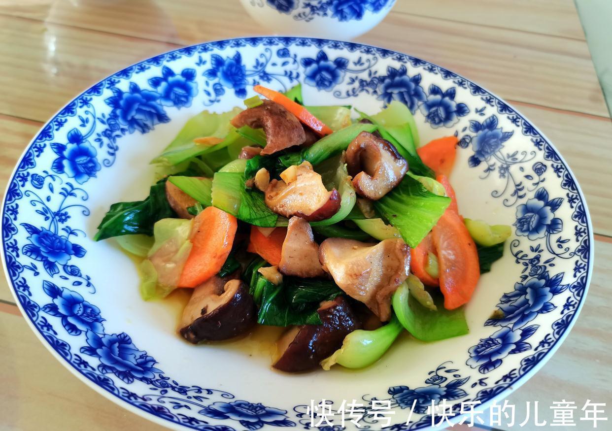 家常午饭两菜一汤,亮点是这碗汤,香甜可口,很适合女主人