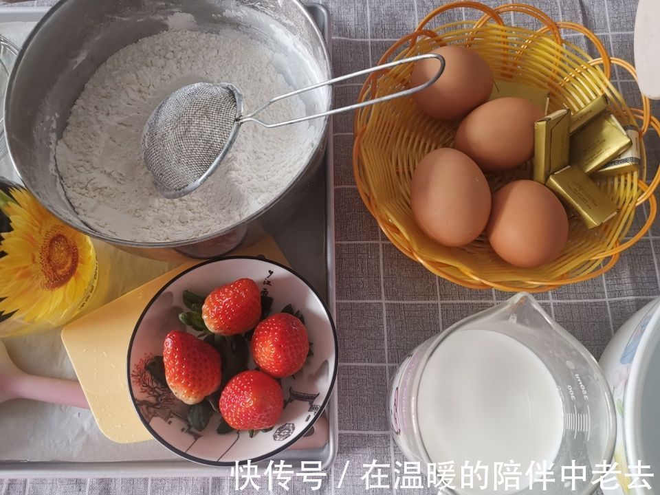 鸡蛋|4个鸡蛋2颗草莓做出圣诞节美食，简单易做好看，孩子高兴的直跳