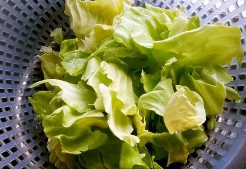 它含天然维生素U，其他蔬菜很少有，养胃护胃，胃不好要多吃