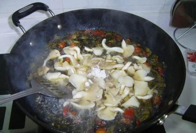  搅拌均匀|水煮鱼一煮就碎？因为你只会加淀粉，少了这1样，不碎就怪了